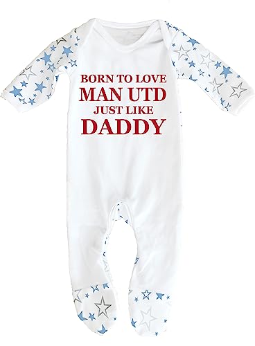 „Born To Love Man Utd Just Like Daddy“ Baby-Schlafanzug, für Jungen und Mädchen, entworfen und bedruckt in Großbritannien aus 100 % feiner, gekämmter Baumwolle Gr. 3 - 6 Monate, Weiß/Blau Sterne von Cheekytots