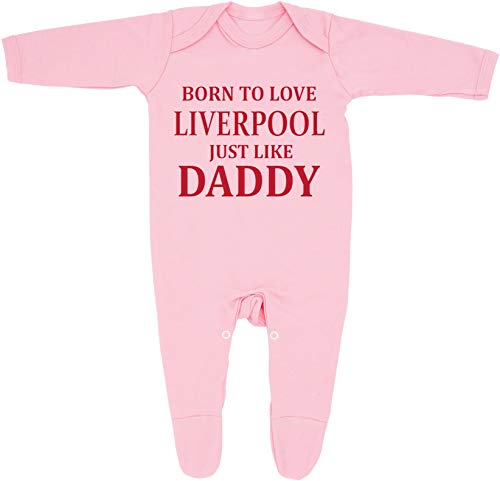 ‘Born to Love Man Utd just like Daddy’ Baby Schlafanzug entworfen und gedruckt in Großbritannien aus superweichem 100% Baumwolle. (0-3 Monate, rose) von Cheekytots