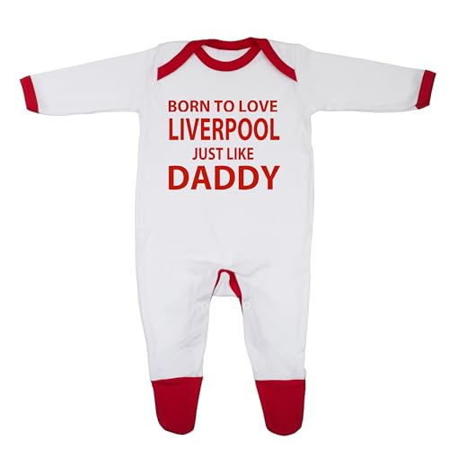 ‘Born to Love Man Utd just like Daddy’ Baby Schlafanzug entworfen und gedruckt in Großbritannien aus superweichem 100% Baumwolle. (12-18 Monate, Weiß/Rot) von Cheekytots