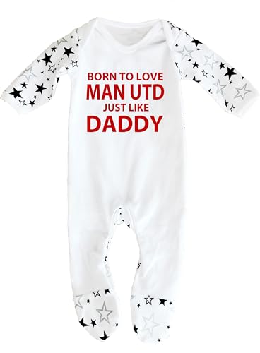 Cheekytots Born To Love Man Utd Just Like Daddy Baby-Schlafanzug, entworfen und gedruckt in Großbritannien aus 100 % fein gekämmter Baumwolle, Weiß/Schwarze Sterne, 3-6 Months von Cheekytots