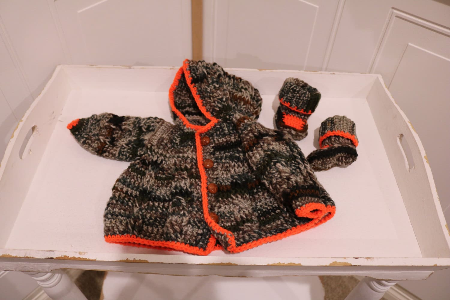 Grüne "Camo" Kapuzen Crochet Cardigan Mit Booties Für 0 Bis 3 Monate Alt Grüne "Camo" Kapuzen Crochet Cardigan Mit Booties Für 0 Bis 3 Monate Alt von CheerfullyTwisted
