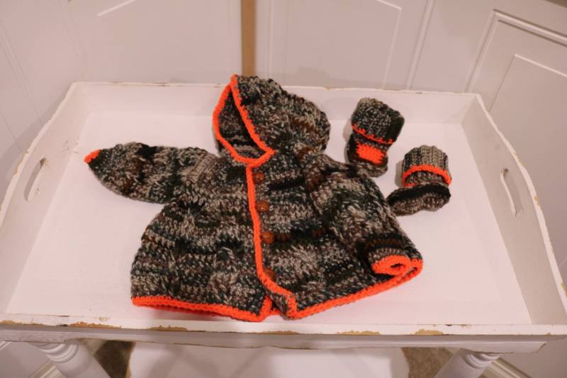 Grüne "Camo" Kapuzen Crochet Cardigan Mit Booties Für 0 Bis 3 Monate Alt Grüne "Camo" Kapuzen Crochet Cardigan Mit Booties Für 0 Bis 3 Monate Alt von CheerfullyTwisted