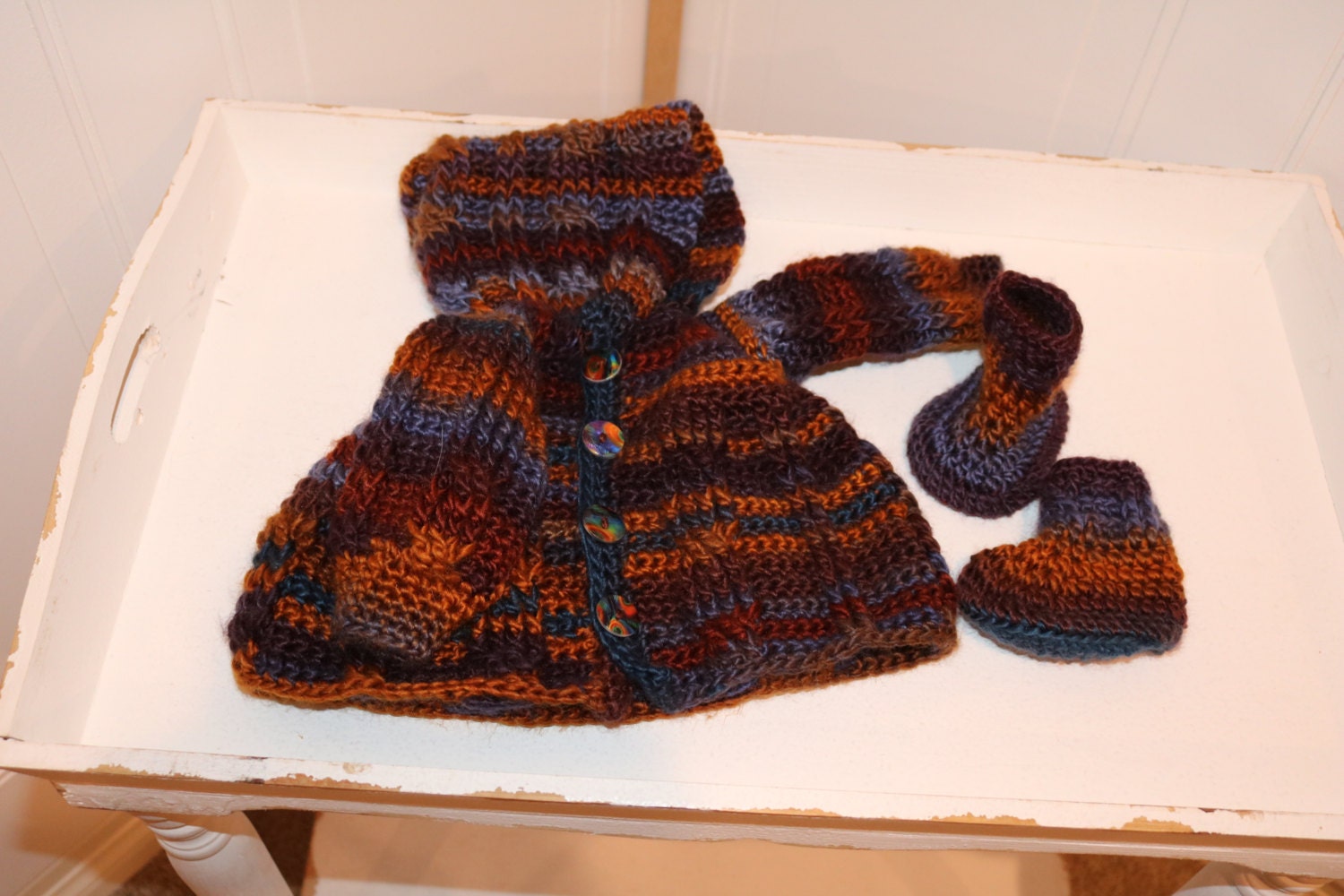Handgefertigte Baby Boy Häkeln Kapuzen Cardigan Mit Booties Für 0 Bis 3 Monate Alt Handgefertigte Baby Boy Häkeln Kapuzen Cardigan Mit Booties Für 0 Bis 3 Monate Alt von CheerfullyTwisted