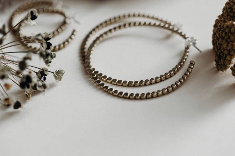 Gehämmert Creolen. Bronzefarbene Gold Ton Handgemachte Große Gehämmert Creolen. Bronzefarbene Gold Ton Handgemachte Große von ChelaGurneeJewelry