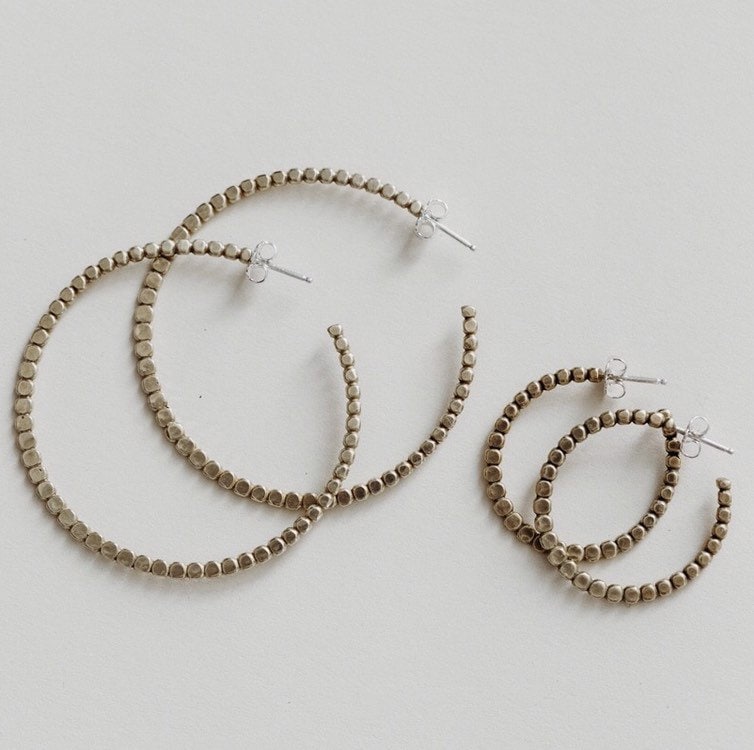 Gehämmert Creolen. Bronzefarbene Gold Ton Handgemachte Große von ChelaGurneeJewelry