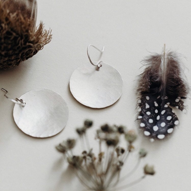 Handgehämmerte Sterlingsilber Ohrringe Gebürstetes Satin-Finish Handgehämmerte Sterlingsilber Ohrringe Gebürstetes Satin-Finish von ChelaGurneeJewelry