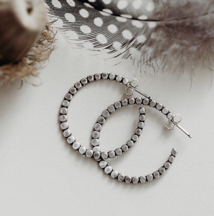 Handgemachte Creolen Aus Oxidiertem Sterlingsilber Gehämmerter Kugeldraht, 5 cm Handgemachte Creolen Aus Oxidiertem Sterlingsilber Gehämmerter Kugeldraht, 5 cm von ChelaGurneeJewelry