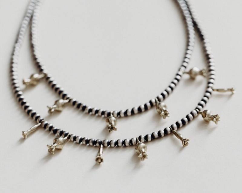Kürbisblüte Halskette. Granatapfel Metall-Halskette. Halskette Aus 925Er Sterling Und Bronze. Zweifarbige Layering von ChelaGurneeJewelry