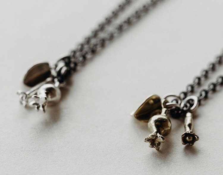 Silber Natur Charm Halskette. Eine Zierliche Halskette Aus Sterling Silber. Samen Inspiriert Silber Natur Charm Halskette. Eine Zierliche Halskette Aus Sterling Silber. Samen Inspiriert von ChelaGurneeJewelry