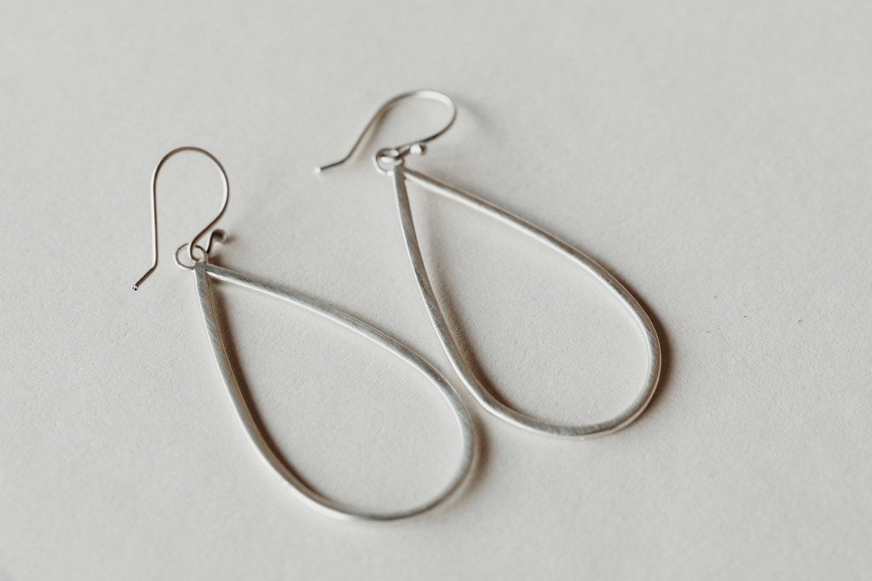 Silber Tropfenförmige Hoop Ohrringe Silber Tropfenförmige Hoop Ohrringe von ChelaGurneeJewelry