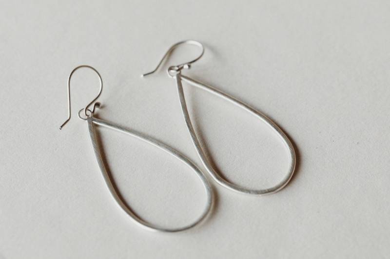 Silber Tropfenförmige Hoop Ohrringe von ChelaGurneeJewelry
