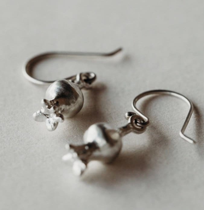 sterling Silber Kürbisblüten-Ohrringe Handgeschnitztes Samenkapsel-Design sterling Silber Kürbisblüten-Ohrringe Handgeschnitztes Samenkapsel-Design von ChelaGurneeJewelry