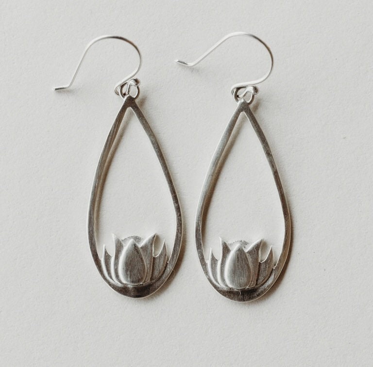 sterlingsilber Lotusblüten-Ohrringe Zen-Schmuck sterlingsilber Lotusblüten-Ohrringe Zen-Schmuck von ChelaGurneeJewelry