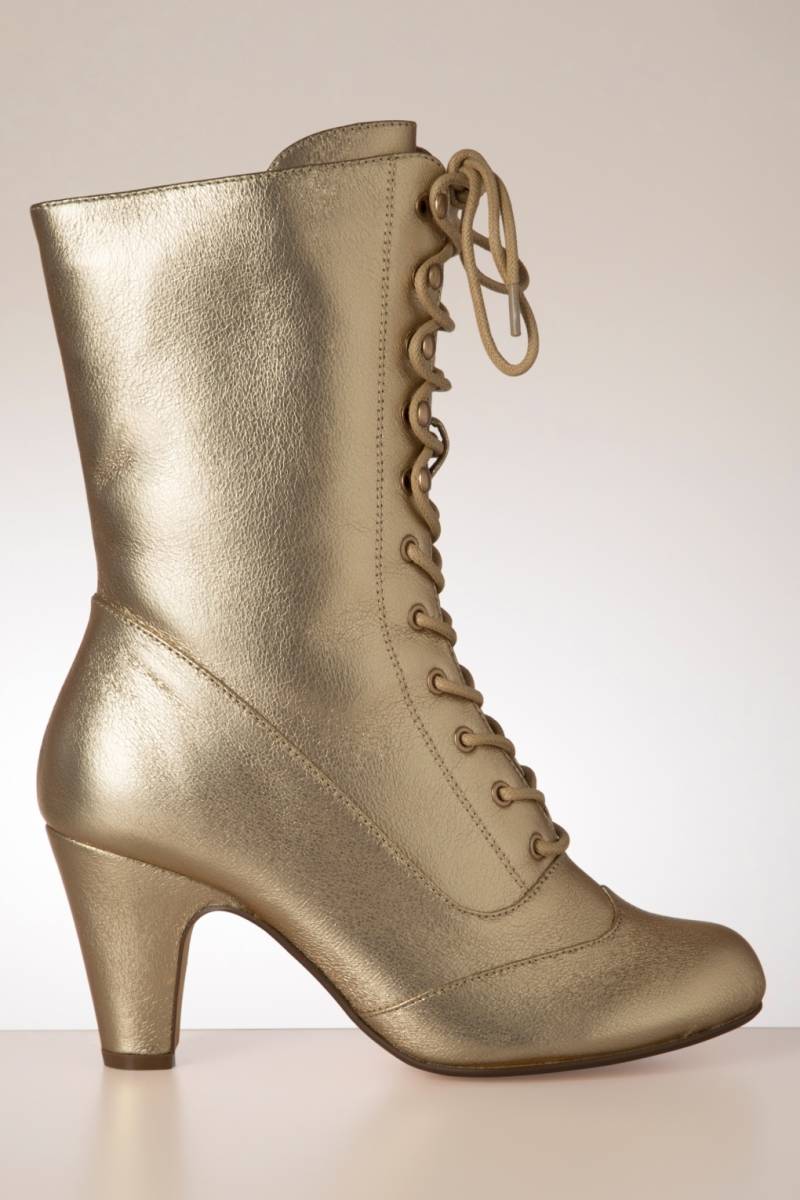Claire Stiefel in Metallic Gold Claire Stiefel in Metallic Gold von Chelsea Crew