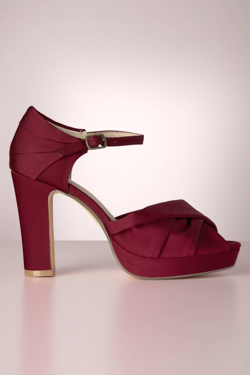 Gloria Satin Peeptoe Pumps in Weinrot Gloria Satin Peeptoe Pumps in Weinrot von Chelsea Crew