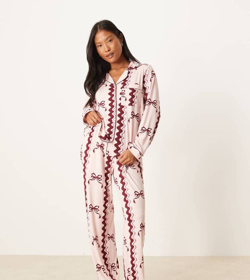 Chelsea Peers Exklusiv - Pyjama aus Hose und langärmligem Oberteil mit Reverskragen, aus Polyester mit Schleifenmuster-Rosa Chelsea Peers Exklusiv - Pyjama aus Hose und langärmligem Oberteil mit Reverskragen, aus Polyester mit Schleifenmuster-Rosa von Chelsea Peers Petite