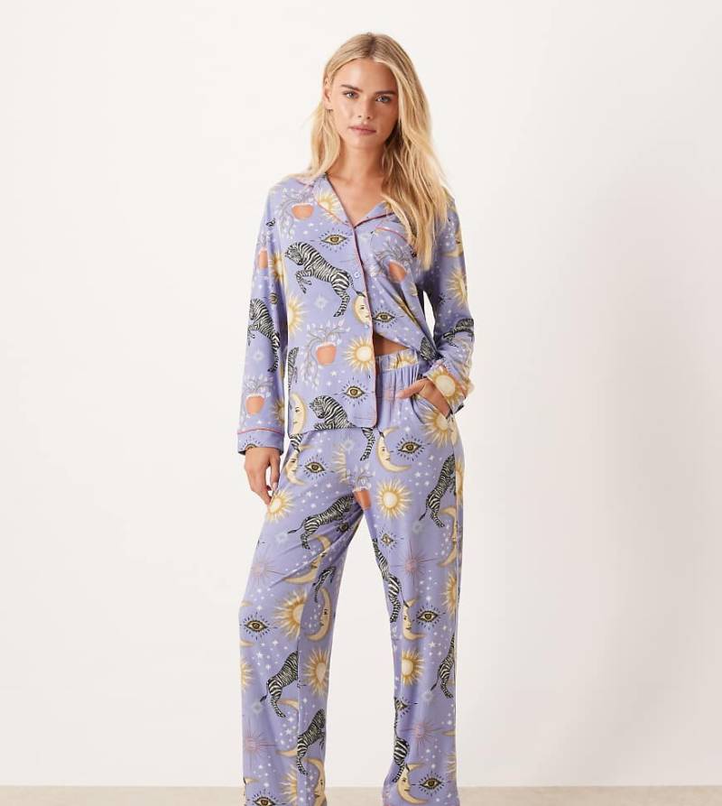 Chelsea Peers Petite - Exclusive - Set in Lila mit Himmelskörper-Printmuster, aus langärmligem Oberteil und Hose von Chelsea Peers Petite