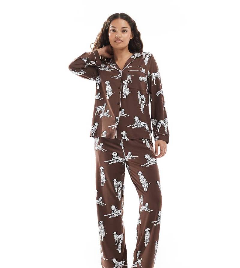 Chelsea Peers Petite - Exklusiver Pyjama in Schokobraun mit Dalmatiner-Print bestehend aus langärmligem Oberteil mit Reverskragen und Hose von Chelsea Peers Petite