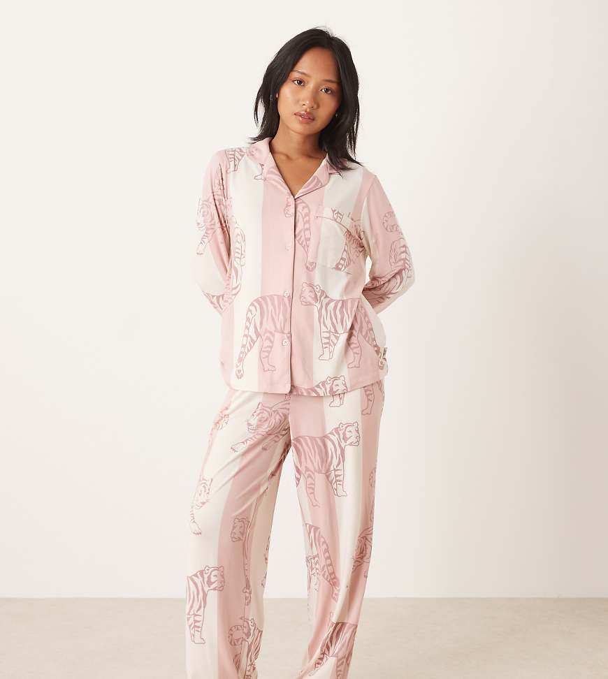 Chelsea Peers Petite - Pyjama aus Polyester mit Reverskragen, langen Ärmeln und Leoparden-Streifenmuster-Rosa von Chelsea Peers Petite