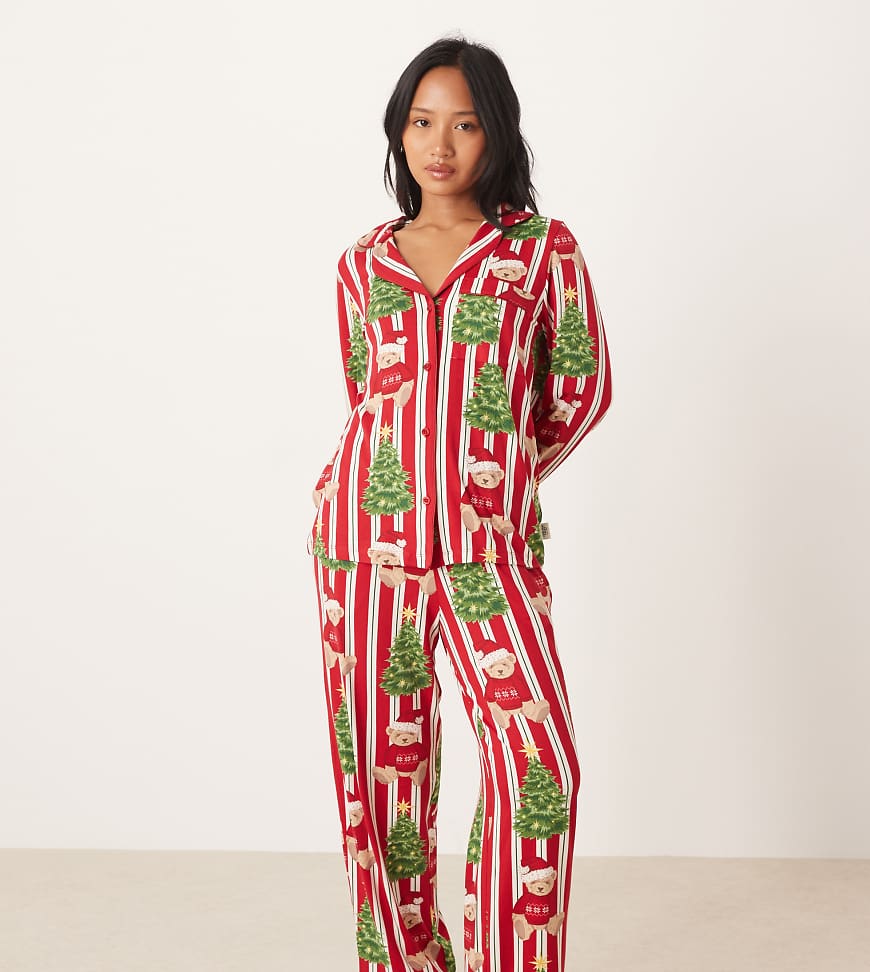 Chelsea Peers Petite - Pyjama aus Polyester mit langen Ärmeln, Reverskragen und Weihnachts-Teddy-Streifenmuster-Rot Chelsea Peers Petite - Pyjama aus Polyester mit langen Ärmeln, Reverskragen und Weihnachts-Teddy-Streifenmuster-Rot von Chelsea Peers Petite