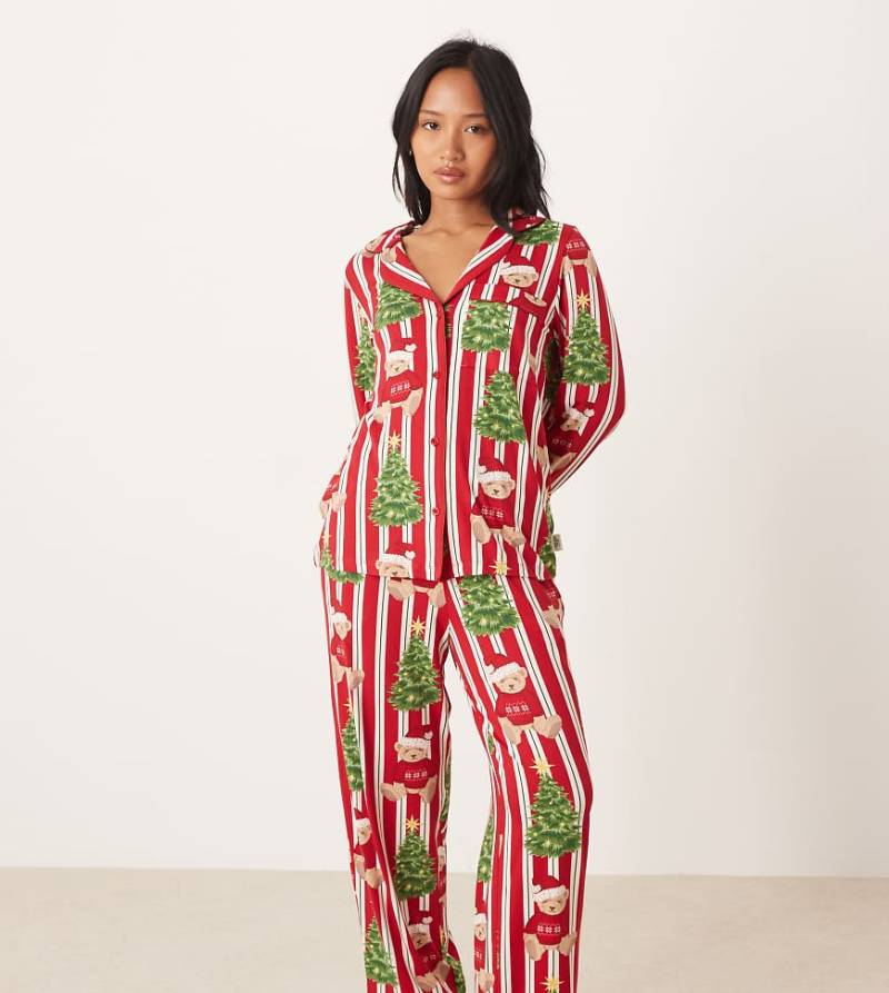 Chelsea Peers Petite - Pyjama aus Polyester mit langen Ärmeln, Reverskragen und Weihnachts-Teddy-Streifenmuster-Rot von Chelsea Peers Petite