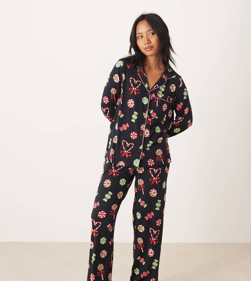 Chelsea Peers Petite - Pyjama aus Polyester mit langen Ärmeln, Reverskragen und Weihnachtssüßigkeiten-Muster-Marineblau von Chelsea Peers Petite