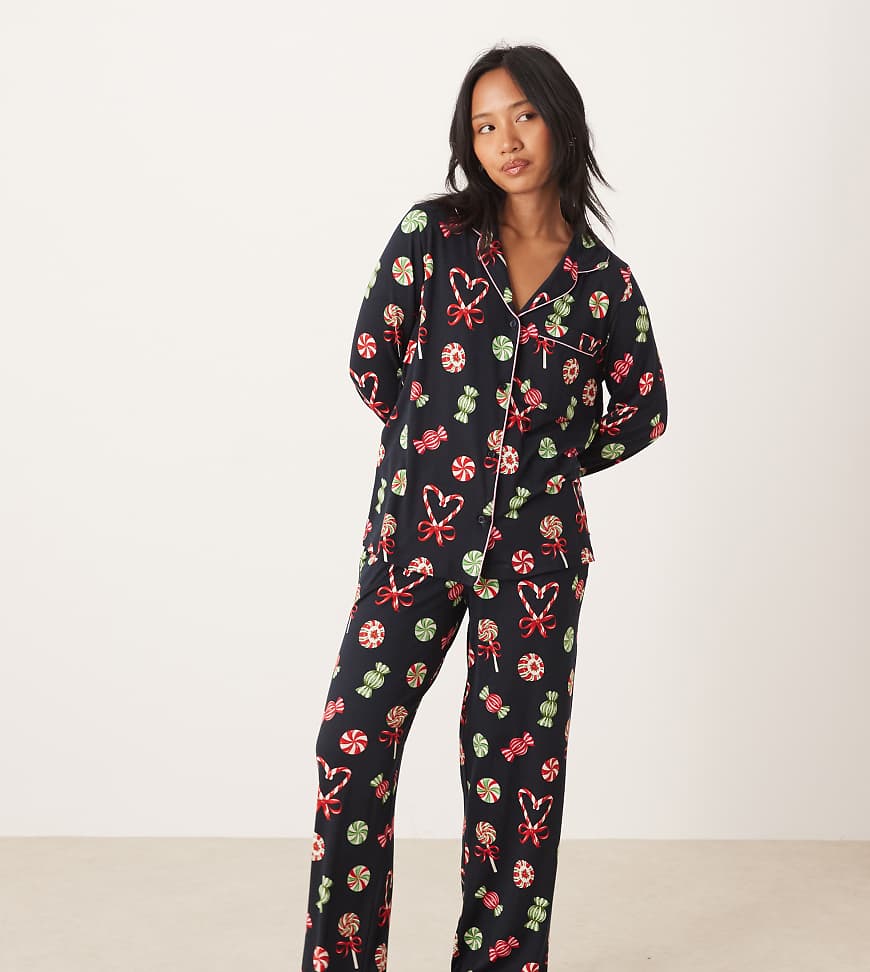 Chelsea Peers Petite - Pyjama aus Polyester mit langen Ärmeln, Reverskragen und Weihnachtssüßigkeiten-Muster-Marineblau Chelsea Peers Petite - Pyjama aus Polyester mit langen Ärmeln, Reverskragen und Weihnachtssüßigkeiten-Muster-Marineblau von Chelsea Peers Petite