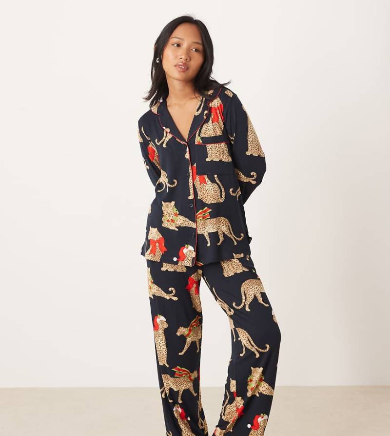 Chelsea Peers Petite - Pyjama aus Polyester mit langen Ärmeln, Reverskragen und weihnachtlichem Leoparden-Muster-Marineblau von Chelsea Peers Petite