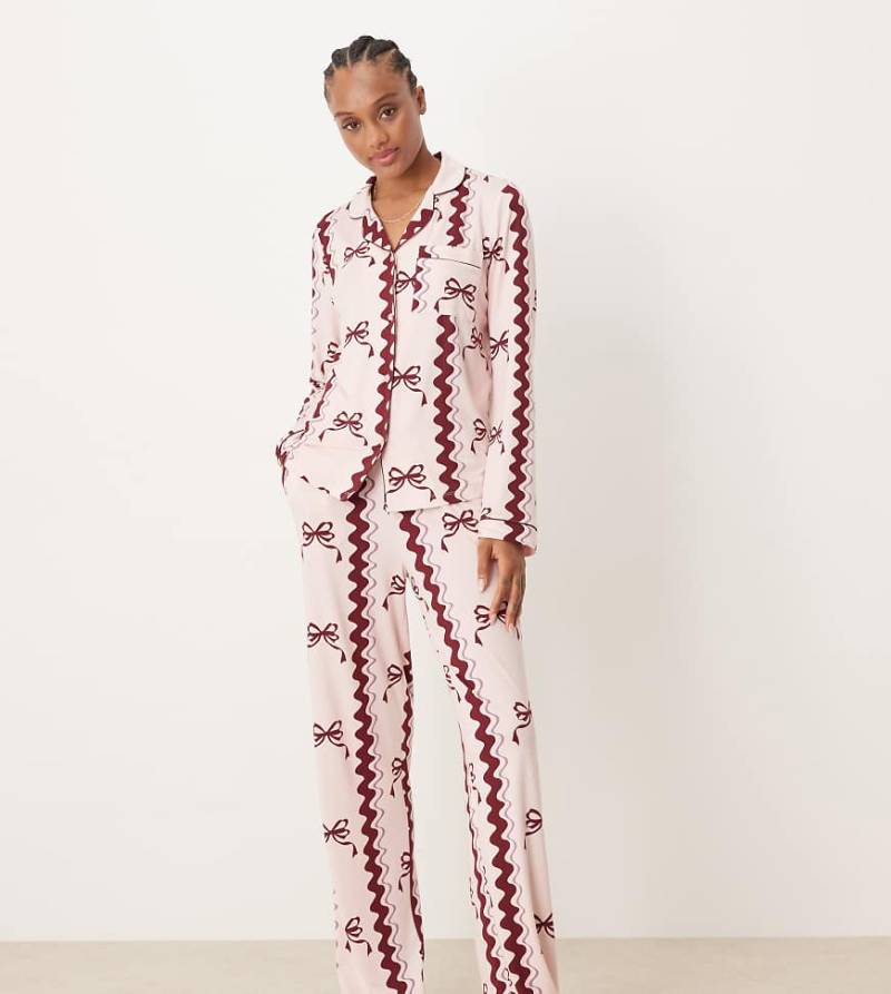 Chelsea Peers Exklusiv Tall - Pyjama aus langärmligem Oberteil mit Reverskragen und Hose aus Polyester mit Schleifenmuster-Rosa Chelsea Peers Exklusiv Tall - Pyjama aus langärmligem Oberteil mit Reverskragen und Hose aus Polyester mit Schleifenmuster-Rosa von Chelsea Peers Tall