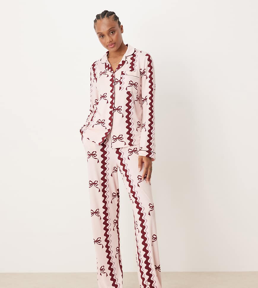 Chelsea Peers Exklusiv Tall - Pyjama aus langärmligem Oberteil mit Reverskragen und Hose aus Polyester mit Schleifenmuster-Rosa Chelsea Peers Exklusiv Tall - Pyjama aus langärmligem Oberteil mit Reverskragen und Hose aus Polyester mit Schleifenmuster-Rosa von Chelsea Peers Tall