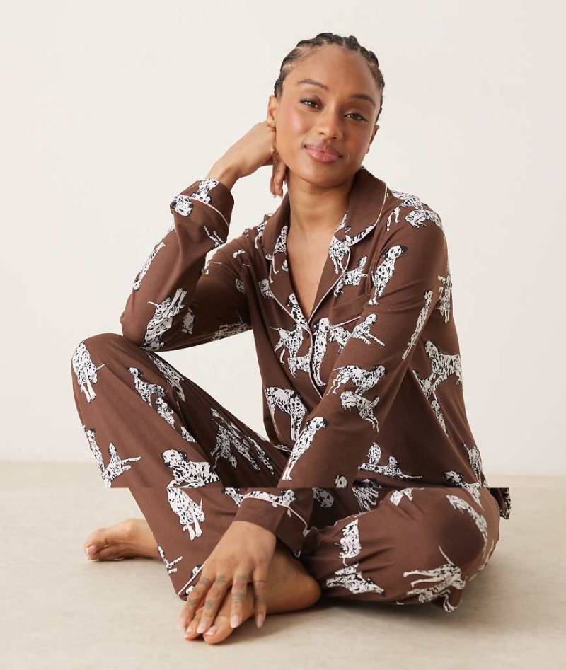 Chelsea Peers Tall - Exclusive - Pyjama in Schokobraun mit Dalmatiner-Printmuster, aus langärmligem Oberteil mit Reverskragen und Hose von Chelsea Peers Tall