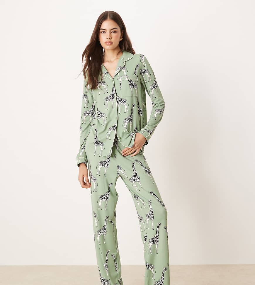 Chelsea Peers Tall - Exklusiver Pyjama in Salbeigrün mit Giraffen-Print bestehend aus langärmligem Oberteil mit Reverskragen und Hose Chelsea Peers Tall - Exklusiver Pyjama in Salbeigrün mit Giraffen-Print bestehend aus langärmligem Oberteil mit Reverskragen und Hose von Chelsea Peers Tall
