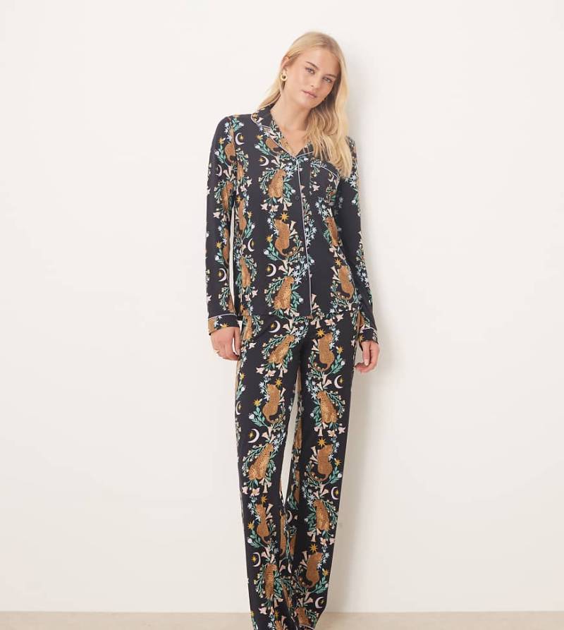 Chelsea Peers Tall - Langärmliger Pyjama aus Polyester in Marineblau mit Pflanzen-Tigermuster und Reverskragen von Chelsea Peers Tall