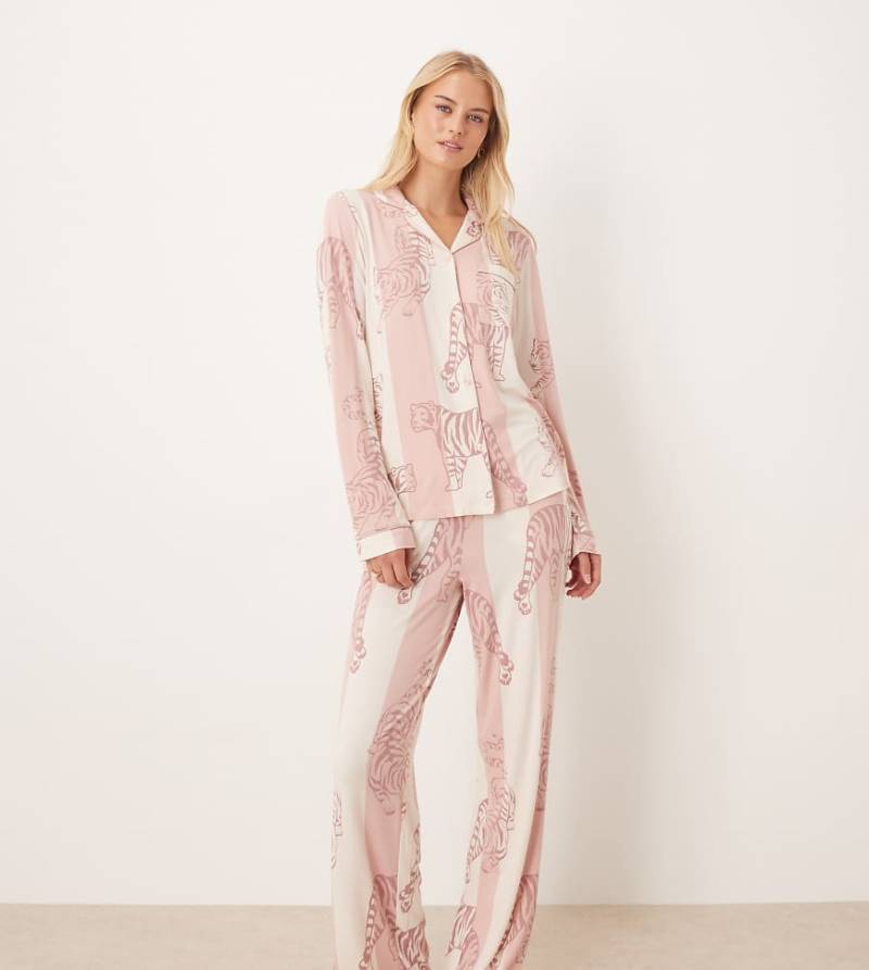 Chelsea Peers Tall - Langärmliger Pyjama aus Polyester mit Leoparden-Streifenmuster und Reverskragen-Rosa von Chelsea Peers Tall
