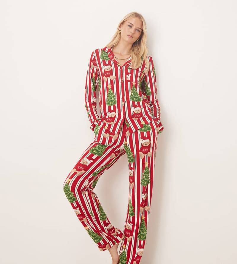 Chelsea Peers Tall - Langärmliger Pyjama aus Polyester mit Reverskragen und weihnachtlichem Teddy-Streifenmuster-Rot von Chelsea Peers Tall