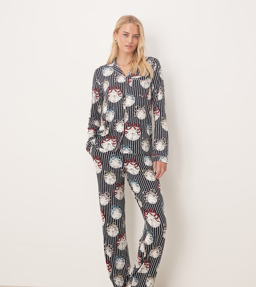 Chelsea Peers Tall - Langärmliger Pyjama aus Polyester mit weihnachtlichem Diskokugel-Muster und Reverskragen-Bunt Chelsea Peers Tall - Langärmliger Pyjama aus Polyester mit weihnachtlichem Diskokugel-Muster und Reverskragen-Bunt von Chelsea Peers Tall