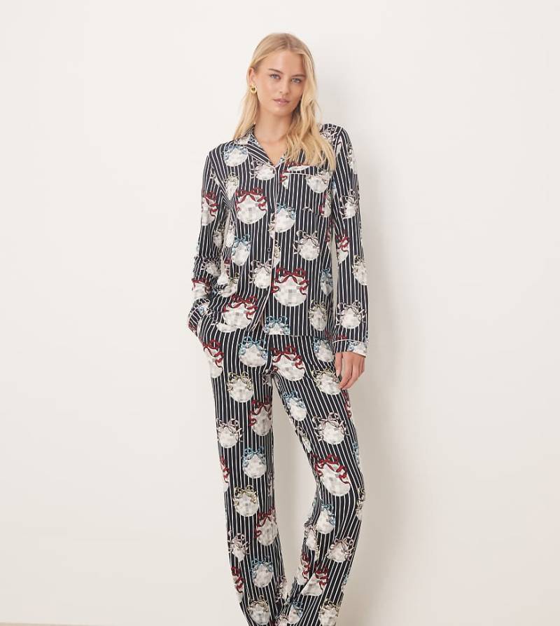 Chelsea Peers Tall - Langärmliger Pyjama aus Polyester mit weihnachtlichem Diskokugel-Muster und Reverskragen-Bunt von Chelsea Peers Tall