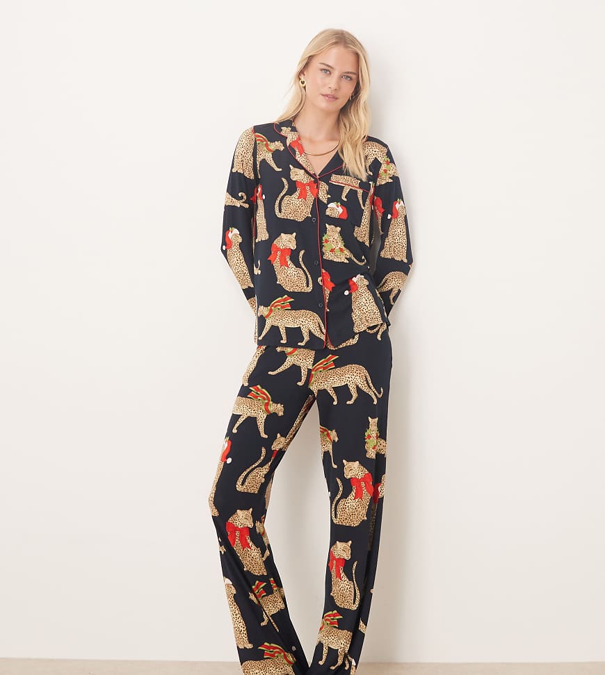 Chelsea Peers Tall - Langärmliger Pyjama aus Polyester mit weihnachtlichem Leoparden-Grafikmuster und Reverskragen-Marineblau von Chelsea Peers Tall
