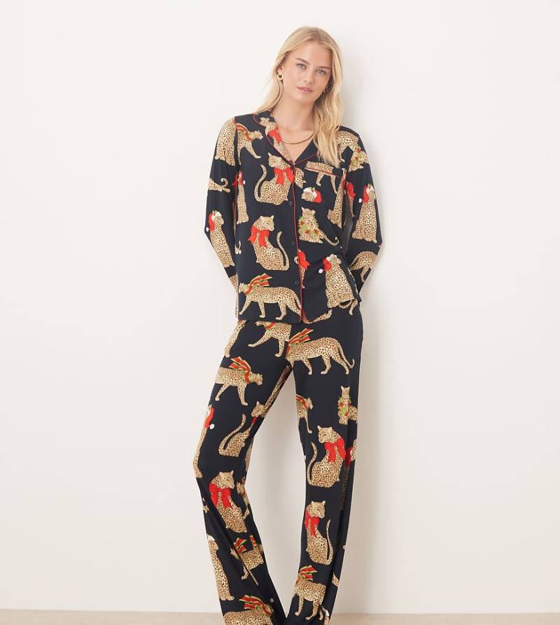 Chelsea Peers Tall - Langärmliger Pyjama aus Polyester mit weihnachtlichem Leoparden-Grafikmuster und Reverskragen-Marineblau von Chelsea Peers Tall