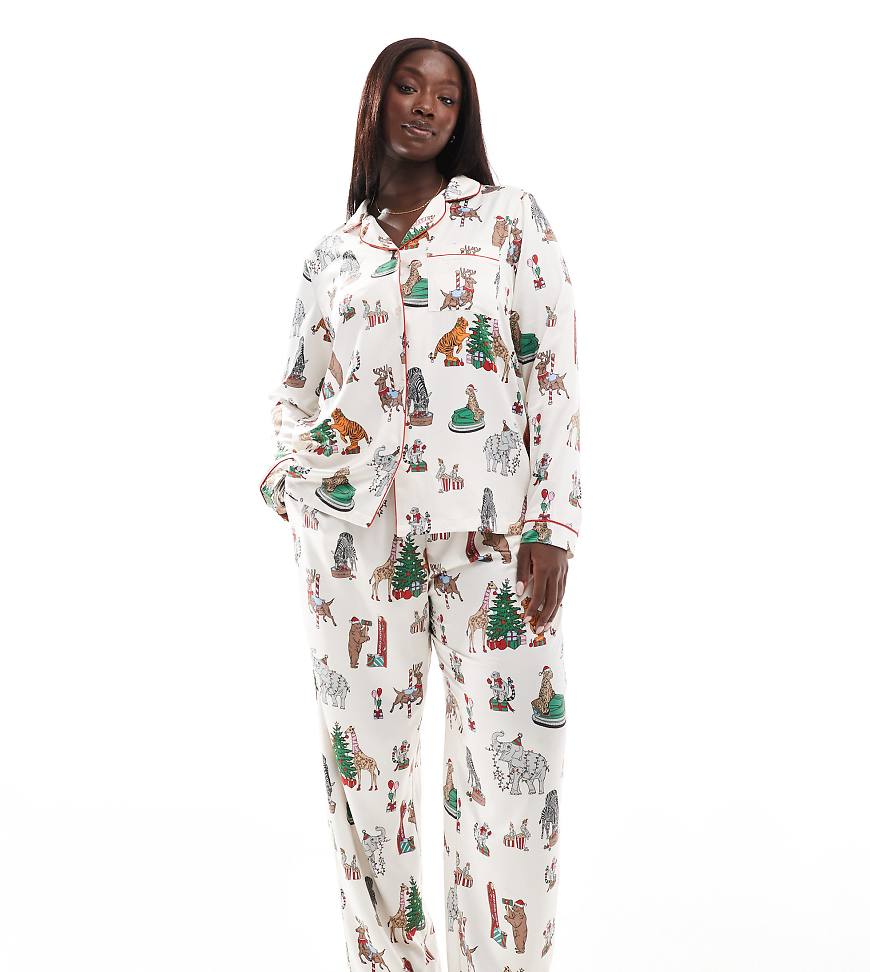 Chelsea Peers Curve - Christmas - Pyjama aus Satin in Cremeweiß mit langärmligem Oberteil und Hose mit Zirkusprint Chelsea Peers Curve - Christmas - Pyjama aus Satin in Cremeweiß mit langärmligem Oberteil und Hose mit Zirkusprint von Chelsea Peers