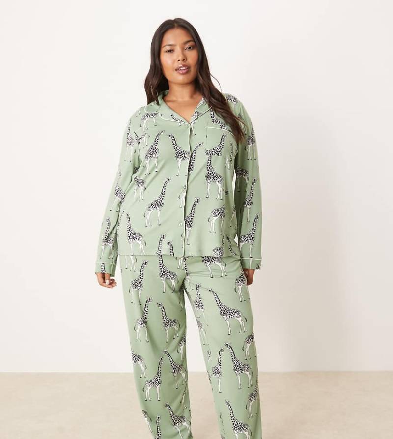 Chelsea Peers Curve - Exklusiver Pyjama in Salbeigrün mit Giraffen-Print bestehend aus langärmligem Oberteil mit Reverskragen und Hose von Chelsea Peers