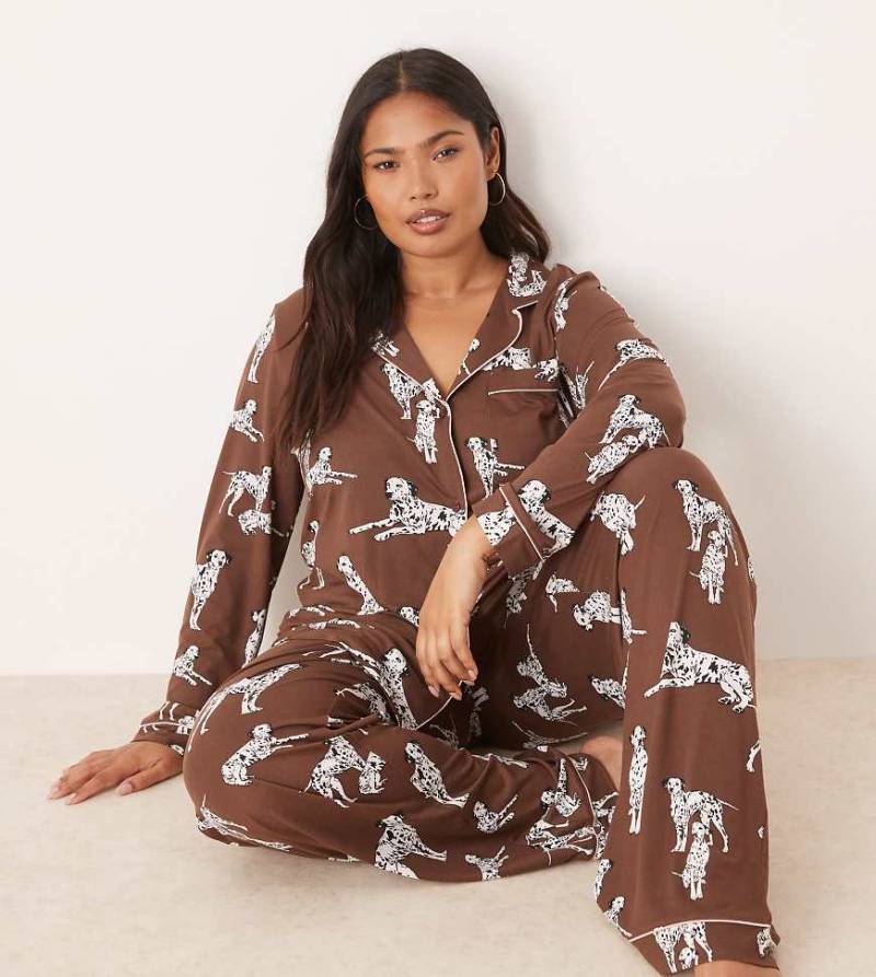 Chelsea Peers Curve - Exklusiver Pyjama in Schokobraun mit Dalmatiner-Print, bestehend aus langärmligem Oberteil mit Reverskragen und Hose von Chelsea Peers