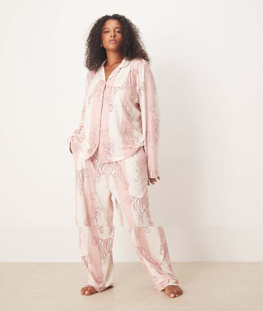 Chelsea Peers Curve - Langärmliges Pyjama-Set aus Polyester mit Leoparden-Streifenmuster und Reverskragen-Rosa Chelsea Peers Curve - Langärmliges Pyjama-Set aus Polyester mit Leoparden-Streifenmuster und Reverskragen-Rosa von Chelsea Peers