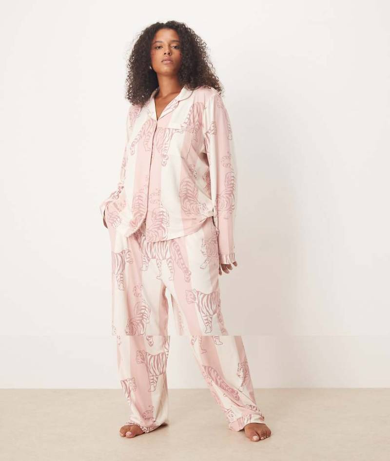 Chelsea Peers Curve - Langärmliges Pyjama-Set aus Polyester mit Leoparden-Streifenmuster und Reverskragen-Rosa Chelsea Peers Curve - Langärmliges Pyjama-Set aus Polyester mit Leoparden-Streifenmuster und Reverskragen-Rosa von Chelsea Peers