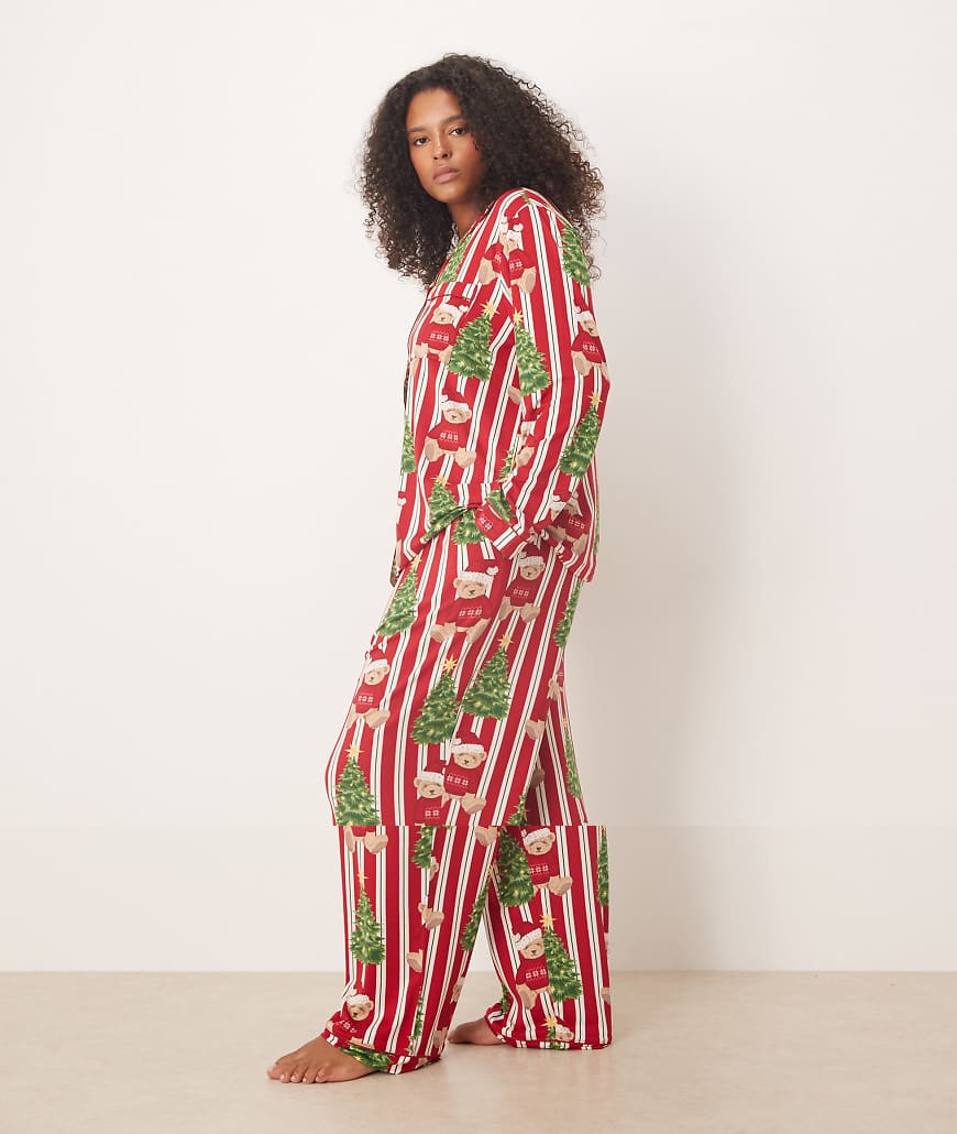 Chelsea Peers Curve - Langärmliges Pyjama-Set aus Polyester mit Reverskragen und weihnachtlichem Teddy-Streifenmuster-Rot Chelsea Peers Curve - Langärmliges Pyjama-Set aus Polyester mit Reverskragen und weihnachtlichem Teddy-Streifenmuster-Rot von Chelsea Peers