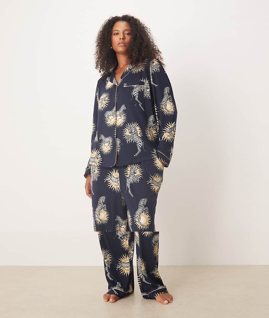 Chelsea Peers Curve - Langärmliges Pyjama-Set aus Polyester mit Sonnen- und Zebramuster und Reverskragen-Marineblau von Chelsea Peers