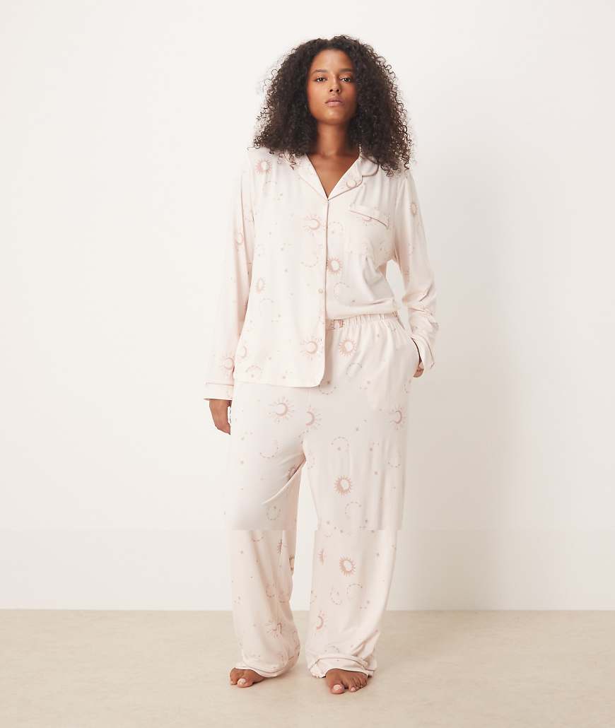 Chelsea Peers Curve - Langärmliges Pyjama-Set aus Polyester mit farblich abgestimmtem Himmelskörper-Print und Reverskragen-Neutral Chelsea Peers Curve - Langärmliges Pyjama-Set aus Polyester mit farblich abgestimmtem Himmelskörper-Print und Reverskragen-Neutral von Chelsea Peers