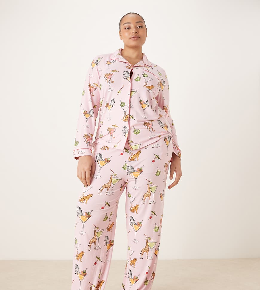 Chelsea Peers Curve - Langes Pyjama-Set in Rosa mit Martini-Tierprint und Knopfleiste von Chelsea Peers