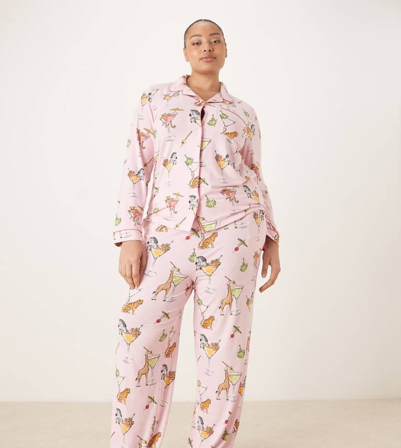 Chelsea Peers Curve - Langes Pyjama-Set in Rosa mit Martini-Tierprint und Knopfleiste von Chelsea Peers