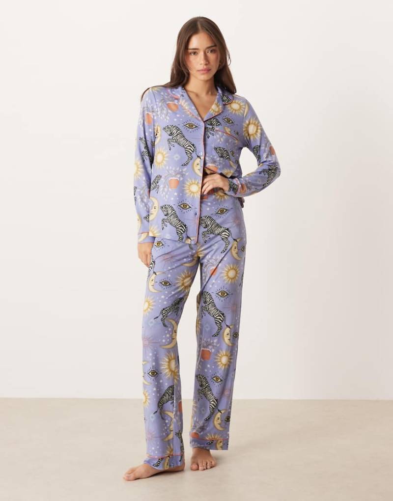 Chelsea Peers - Exclusive - Set in Lila mit Himmelskörper-Printmuster, aus langärmligem Oberteil und Hose von Chelsea Peers